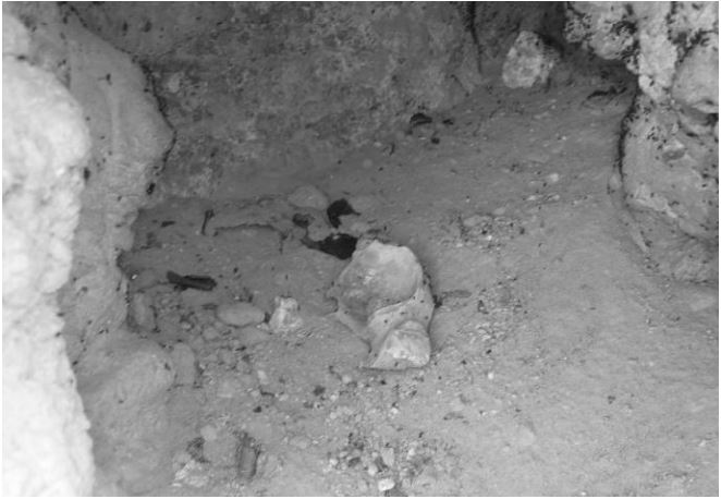 Ilíaco encontrado en un nicho de la pared sur en el socavón de Las Negritas