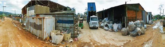 Vista de galp&otilde;es improvisados da Associa&ccedil;&atilde;o em Frei Dami&atilde;o. 