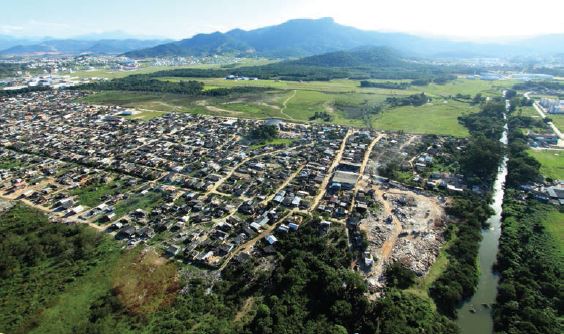 Vista da comunidade Frei Dami&atilde;o e do ac&uacute;mulo de res&iacute;duos. 