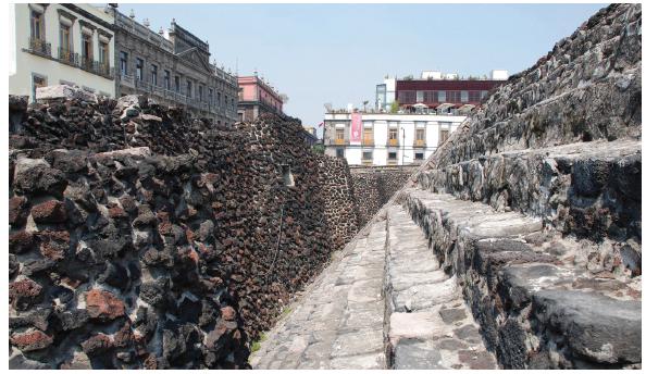 Escavações do Templo Mayor asteca, na atual Ciudad de México. 