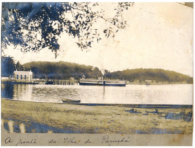 Barco na atraca&ccedil;&atilde;o em Paquet&aacute;.