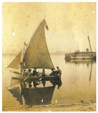 A fam&iacute;lia no bote a vela Bismarck. 