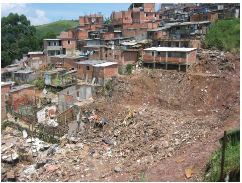 Vista parcial do Parque S&atilde;o Bernardo, com destaque para espesso dep&oacute;sito antr&oacute;pico de cobertura, constitu&iacute;do de aterro, entulho e lixo. 