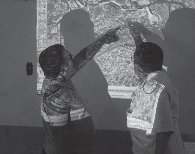 Atividade desenvolvida pela equipe projetista na Rocinha para a identifica&ccedil;&atilde;o de quest&otilde;es de projeto, a partir da localiza&ccedil;&atilde;o dos moradores em fotografia a&eacute;rea.