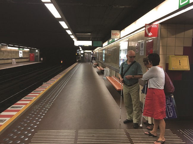 À esquerda, padrão dos mapas táteis. Ao centro, padrão de piso tátil alerta, À direita, guias táteis direcionais até os totens e painéis de mapas táteis utilizados nas estações de metrô de Bruxelas.