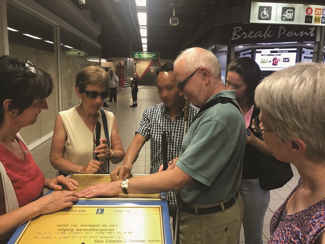 Entrevistado Th.T. chegando pela estação de trem brussels midi, buscando o acesso ao sistema de metrô de Bruxelas.