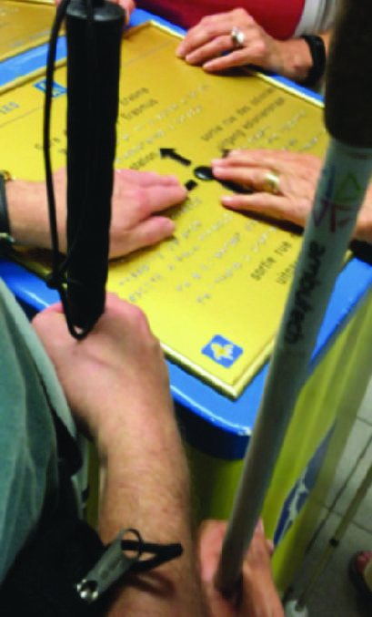 Entrevistado Th.T. encontra diversos mapas táteis durante o percurso indicando as opções de direções a tomar.