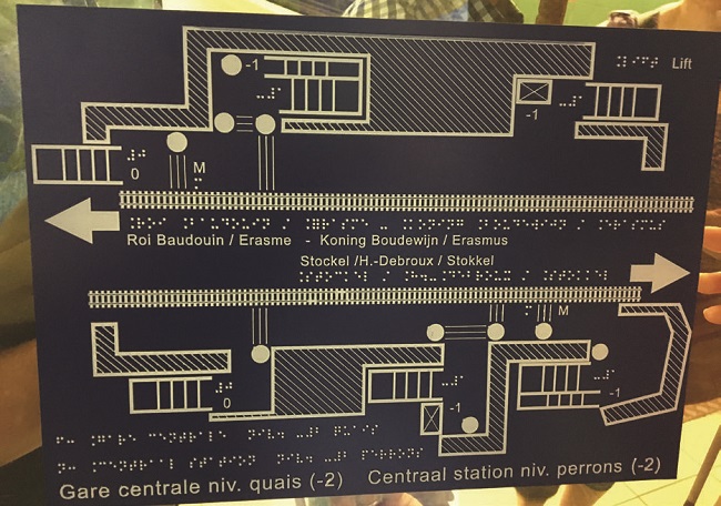 Imagens do percurso realizado, passando por mapas táteis e utilizando linhas guias no piso até encontrar a plataforma de embarque.