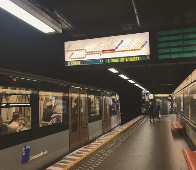 À esquerda e ao centro, usuário com deficiência visual percebe a ausência de informação em braille em uma das setas direcionais; À direita, painel visual de informação em tempo real sobre a linha do próximo veículo que chega à parada.