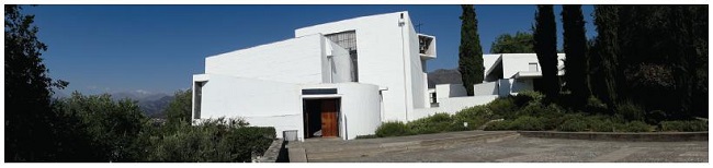 Contraste entre a igreja e a paisagem.