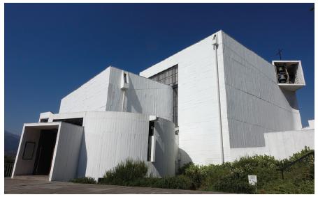 Volume curvo do confession&aacute;rio e volume do p&oacute;rtico de entrada, em primeiro plano.