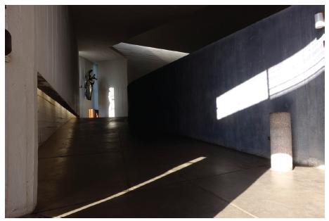 Pia batismal em concreto e rampa de acesso.