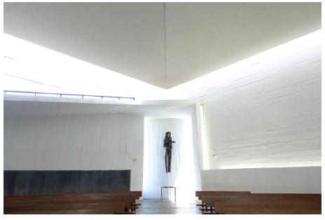 Escultura da Virgem Maria e o menino Jesus.