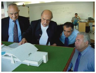 Niemeyer apresentando a primeira versão do museu a Alex Beltrão, Roberto D’Ávila e Jaime Lerner. 