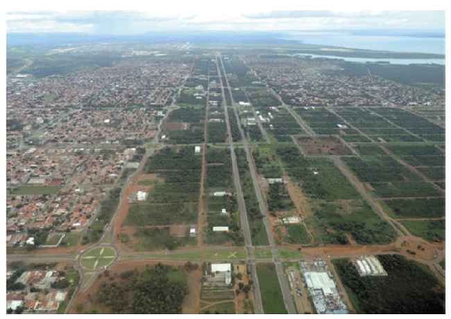 Imagem a&eacute;rea da &aacute;rea do projeto urban&iacute;stico de Palmas em 2015, demonstrando baixa densidade, vazios urbanos e escassa ocupa&ccedil;&atilde;o nos lotes lindeiros &agrave; proeminente Avenida Teot&ocirc;nio Segurado. 