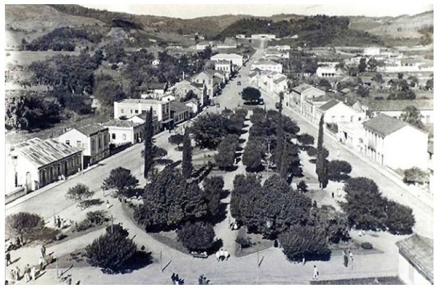Praça Anita Garibaldi e o centro de Urussanga vistos a partir da torre da Igreja Matriz Nossa Senhora da Conceição, final da década de 1940.