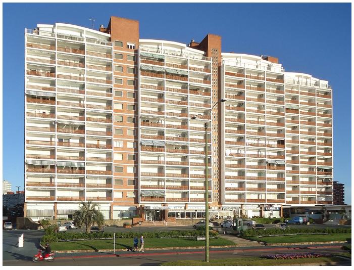 Edif&iacute;cio Vanguardia, com a grelha de balc&otilde;es e o volume de formas livres na base. 