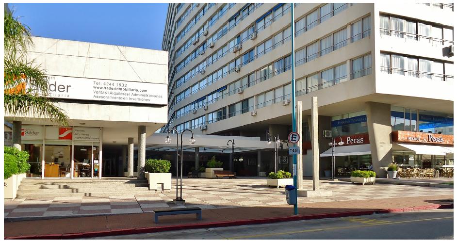 A galeria na base do Edif&iacute;cio Santos Dumont que articula a &ldquo;pe&ccedil;a urbana&rdquo; &agrave; Av. Gorlero.