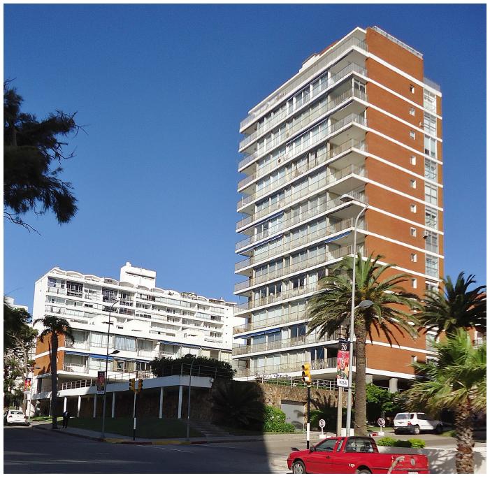 A torre precursora Il Campanile, com base elevada e galeria posterior.