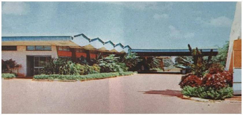 Fotografia da sede social constru&iacute;da em Maring&aacute;, s.d.