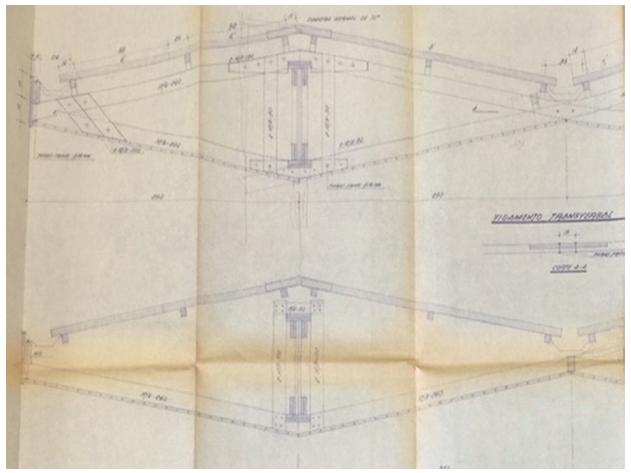 Detalhe construtivo da tesoura de madeira do Country Club de Maring&aacute;.