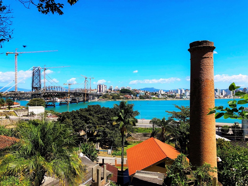 Chamin&eacute; do Antigo Incinerador de Lixo (1914). Ao fundo, a Ponte Herc&iacute;lio Luz, ainda em obras, Florian&oacute;polis.