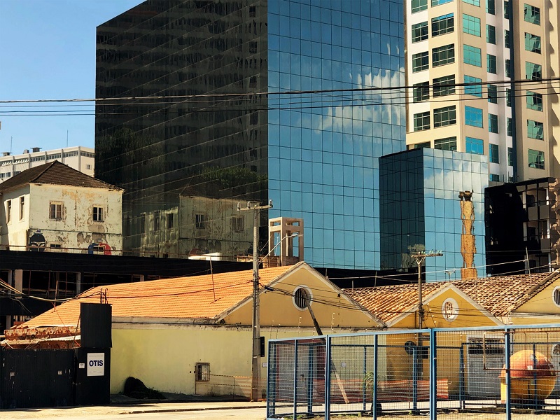 Torres espelhadas do Centro Executivo Hoepcke (em constru&ccedil;&atilde;o), junto da antiga F&aacute;brica de Pontas da Cia Hoepcke (1896), centro expandido de Florian&oacute;polis.