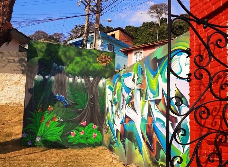 Mural com pintura e grafite do camale&atilde;o na lateral da Pra&ccedil;a Monte Serrat, Florian&oacute;polis.