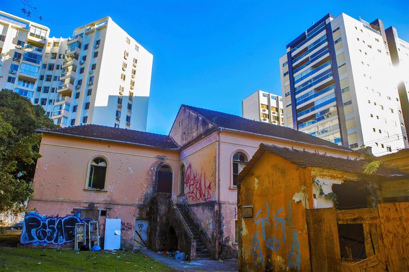 Interior em ru&iacute;nas do casar&atilde;o da antiga Ch&aacute;cara Gonzaga, um lugar &agrave; margem em Florian&oacute;polis.