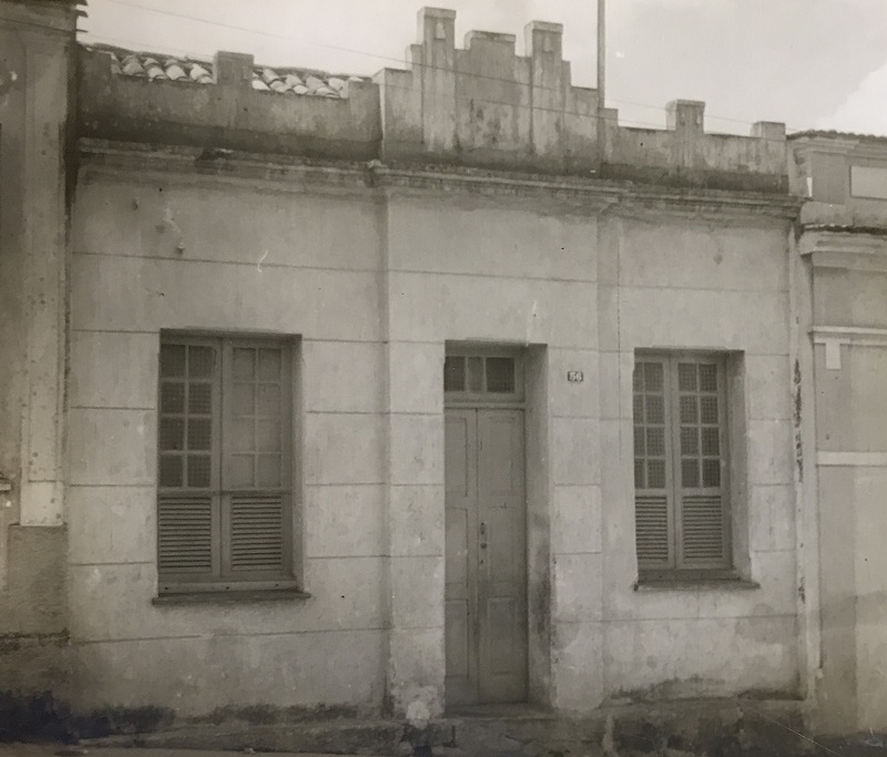 Edifica&ccedil;&atilde;o n&uacute;mero 56 da rua Resende Costa em seu aspecto ecl&eacute;tico.