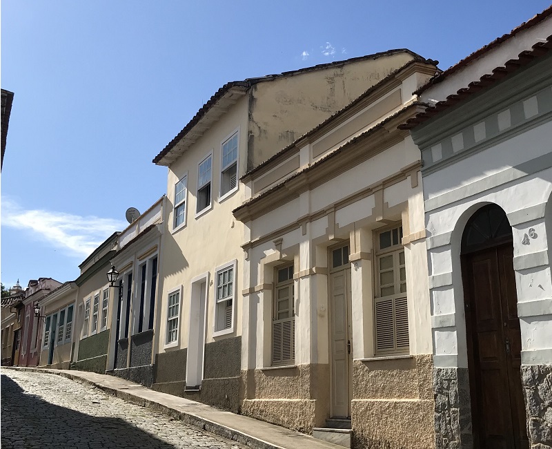Edifica&ccedil;&atilde;o n&uacute;mero 56 da rua Resende Costa (ao centro, em dois pavimentos), atualmente, ap&oacute;s as obras. Ressalta-se a quebra com a linearidade antes existente no conjunto da rua.