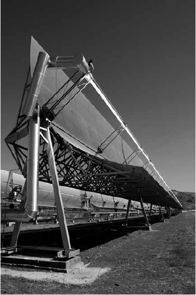 Vista de captador solar cilindroparab&oacute;lico en
seguimiento solar de la instalaci&oacute;n DISS para la generaci&oacute;n directa de vapor
(Plataforma Solar de Almer&iacute;a, Espa&ntilde;a).
