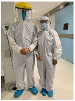 Equipo quir&uacute;rgico con elementos de protecci&oacute;n personal antes del procedimiento quir&uacute;rgico