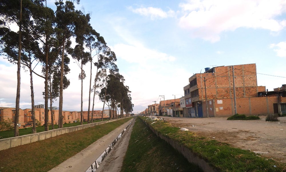 Patio Bonito y Calandaima. Canal que divide los barrios de la UPZ Patio
Bonito y las nuevas dinámicas de urbanización de la UPZ Calandaima
a la izquierda