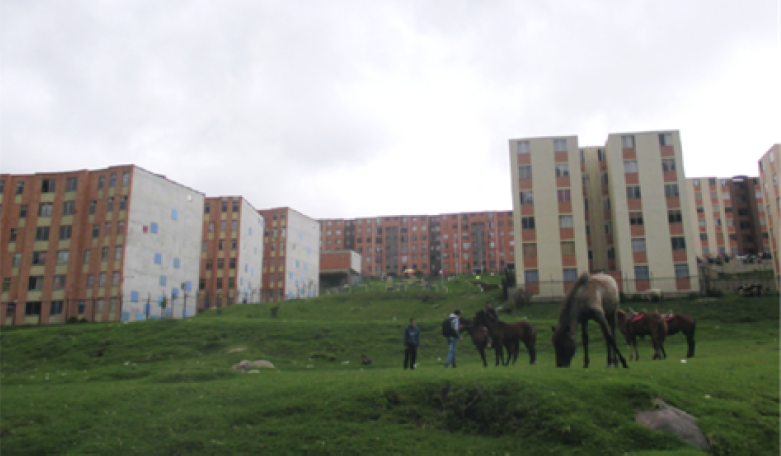 J�venes del pueblo con sus caballos