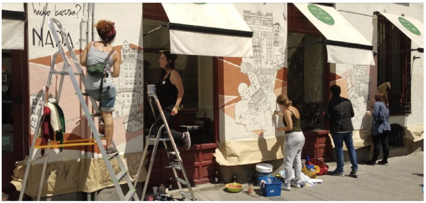 Colectivo la Rueda pintando el mural en el Festival CALLE.