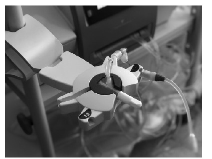 Organizador con dos etiquetas adhesivas oscuras con relieve a modo de puntos de referencia para la colocaci&oacute;n de su prolongador, tap&oacute;n nuevo, y como ayuda en la conexi&oacute;n y desconexi&oacute;n.