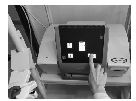 Carcasa de material pl&aacute;stico con los huecos de los iconos y botones libres donde la paciente debe presionar para el control de la pantalla.