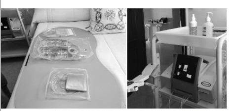 En la imagen de la izquierda se muestra un tablero de ma dera que facilita a la paciente la rotura del sellado de las bolsas de so luci&oacute;n y la comprobaci&oacute;n de la mezcla de las mismas. En la imagen de la derecha se observa una bandeja de pl&aacute;stico en la parte superior de la mesa porter donde la paciente coloca parte del material necesario para su tratamiento.