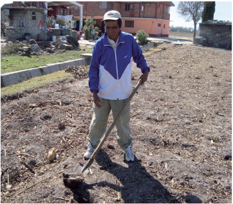 Campesino mostrando el momento en que la tierra se encuentra lista para realizar la siembra en San Pedro el Alto, 2012.