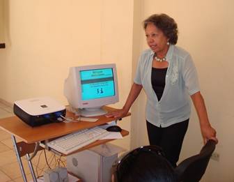 Pronunciando una conferencia.