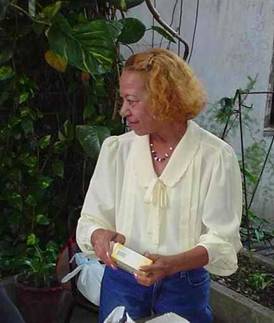 En el patio de su amado Centro de Información