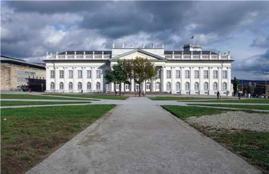 Museum Fridericianum, entrada principal con el
							primero y el último roble plantados ahí durante el proyecto artístico de
							Joseph Beuys “7000 Oaks” para
								documenta 7 en 1982, Kassel, Alemania, julio de
							2018. Foto del autor.