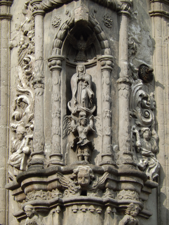La Virgen de
								Guadalupe y el arcángel
								san Miguel, nicho de
								la casa ubicada en la
								esquina de las calles de
								República de Argentina
								y Justo Sierra, Centro
								Histórico de la Ciudad de
								México, segunda mitad
								del siglo XVIII. Foto:
								Guillermo Arce. Secretaría
								de Cultura.-INAH. Méx.-
								“Reproducción autorizada
								por el Instituto Nacional de
								Antropología e Historia”.