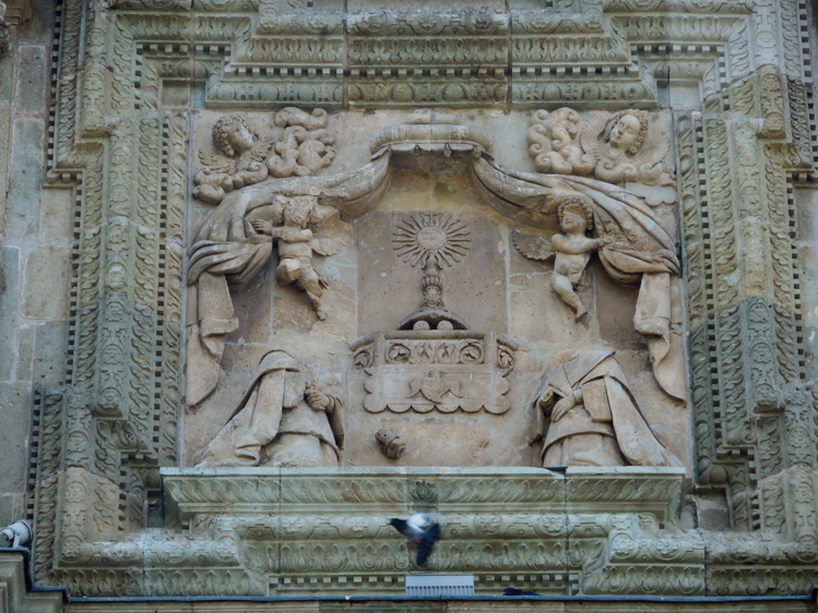 Relieve superior de la portada principal de la catedral de Oaxaca, mediados del siglo XVIII. Foto: Guillermo Arce. Secretaria de Cultura.-INAH. Mex.- “Reproducción autorizada por el Instituto Nacional de Antropología e Historia”.