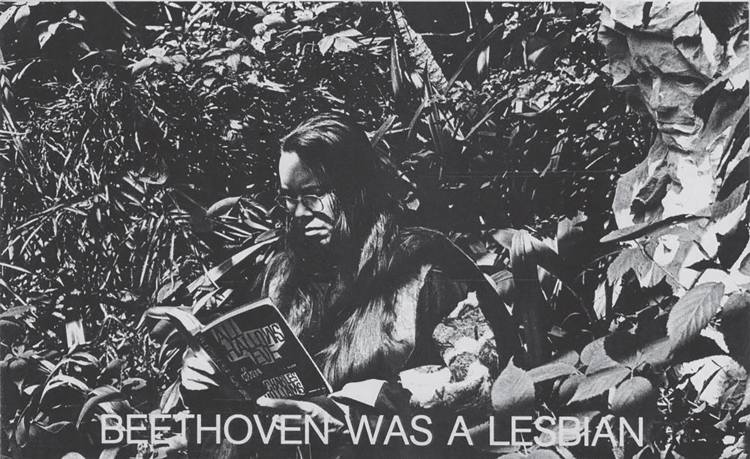 Fotografia del Post card Theater, por Alison Knowles y Pauline Oliveros.
						Siet original de las tarjetas postales publicadas en 1974 por Aenjai
						Graphics, Nueva York. Tomada de Wire https://www.thewire.co.ule/in-writing/essays/pauline-oliveros-louise-gray