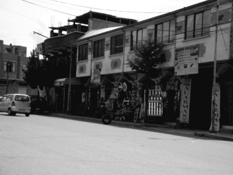 Una calle de El Alto que muestra los usos diferenciados por nivel de la construcción y conforman la morfología urbana.