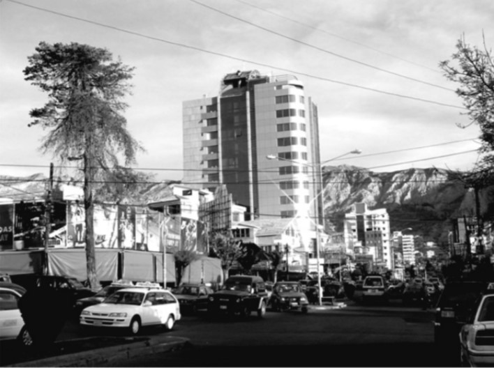 Calle 21 del barrio “residencial” Calacoto, ejemplo contundente de las transformaciones urbanas