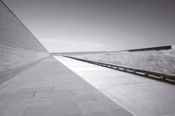 Figura 11. Estelas con los nombres de las  v&iacute;ctimas