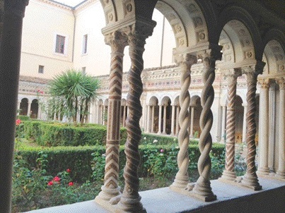 Claustro del convento de San Pablo Extramuros, Roma, Italia..